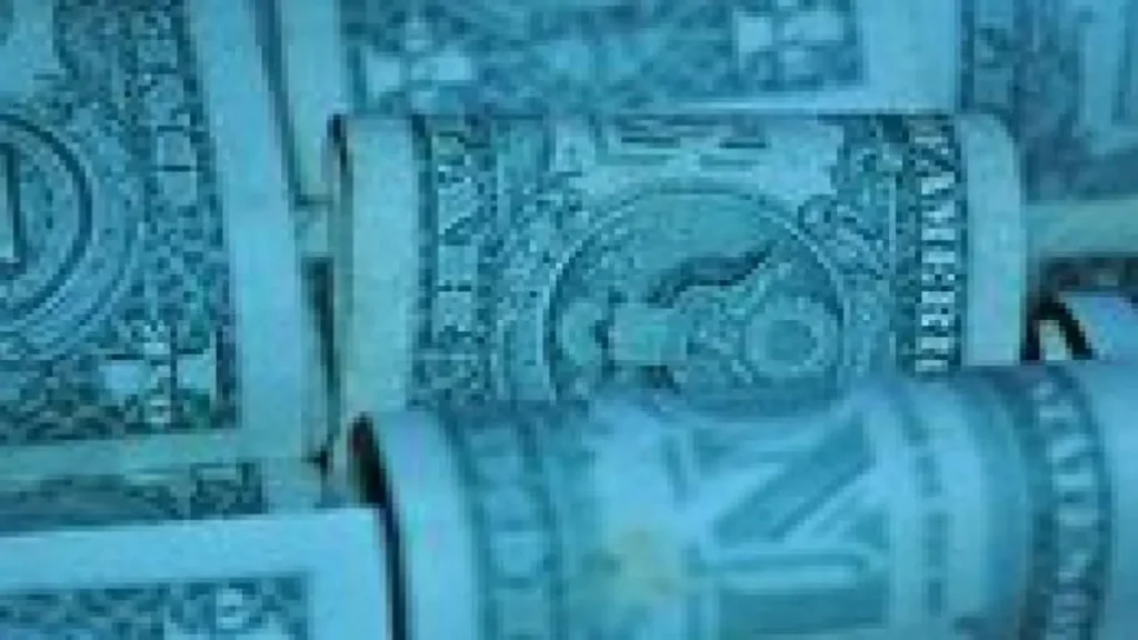 مصرف أبو ظبي الإسلامي يسجل أعلى سعر لشراء الدولار مقابل العملة المحلية